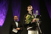Filip Garbacz odbiera nagrodę od Stowarzyszenia Filmowców Polskich